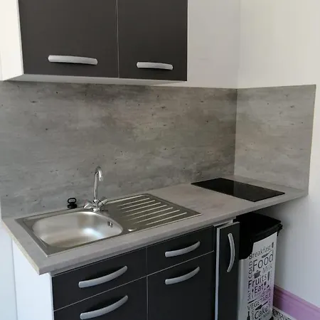 Detente A La Apartment *